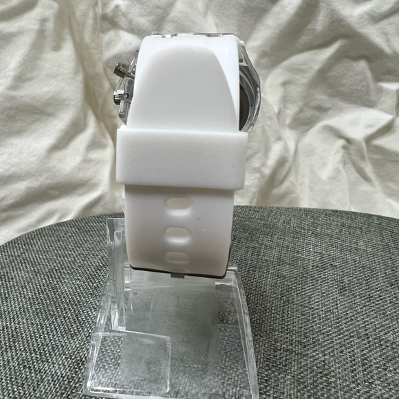 NWOT…GENEVA QUARTZ WATCH, WHITE BAND LED WATCH COLOR CHANGING. AMAZING SPORT. - Picture 5 of 16